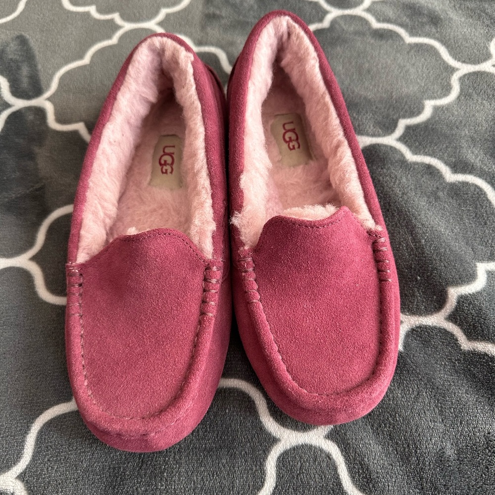 Uggs women’s sleepers size 5